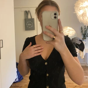 Klänning - Så fin klänning som jag aldrig fått användning till. Är som ny! Köparen står för frakten💖