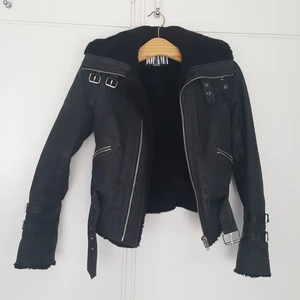 Kenza jacka - Jofama by Kenza vinter/höst jacka i bikermodell. Storlek 32 i väldigt fint skick. Säljes då den inte kommer till användning (en aning för liten för mig) ❄🍁 