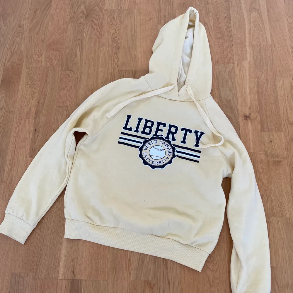 Ljusgul hoodie från Gina tricot i strl XS, använd 1 gång (nypris 259kr)🥰 40kr + frakt💘. Hoodies.