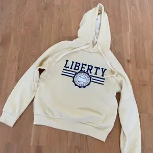 Ljusgul hoodie från Gina tricot i strl XS, använd 1 gång (nypris 259kr)🥰 40kr + frakt💘