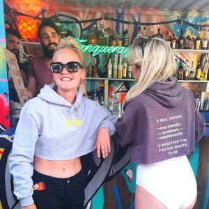 Croppade eller ocroppad hoodie  - Båda finns, ocroppad eller croppade, strl M/L. Oanvända 