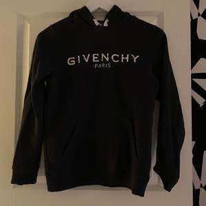 Säljer min Givenchy hoodie pågrund av att jag inte får användning av den längre, den är från NK barnavdelning i storlek 12 men jag som är xs kan ha den, den är i bra skick (bokstäverna ska va i de mönstret) köpte den för 2300kr och säljer för 650kr🖤(Köparen står för frakten)