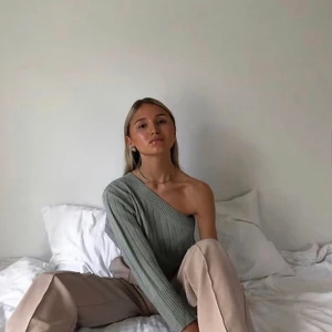 Oneshoulder  - Säljer denna superfina gröna oneshoulder tröjan som är köpt från byanastasia. Storlek m/l tror jag men passar även S som ni kan se på sista bilden! Dom två första bilderna är lånade! Nypris 349kr men säljer för 150kr + frakt vilket köparen står för 
