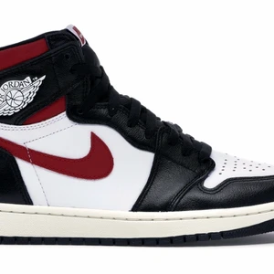 Jordan 1 High Black Gym Red - Söker dessa skor i storlek 38,5-39!! Köper direkt vid bra pris