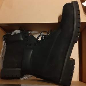 Det här är ett par vinter/höst skor i svart färg storleken e  42 EU skorna är en unisex modell som passar för både killar och tjejer aldrig använt ord pris 1200kr