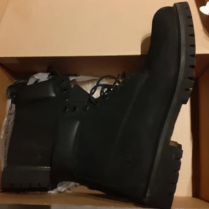 Timberlands svarta 10/10 con - Det här är ett par vinter/höst skor i svart färg storleken e  42 EU skorna är en unisex modell som passar för både killar och tjejer aldrig använt ord pris 1200kr