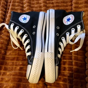 Nya svarta converse  - Helt nya och oanvända svarta converse i storlek 35, skulle nog passa 36 också! Säljer pga felköp av storlek :( Frakt tillkommer💞