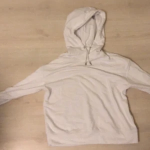 Vit hoodie från stadium - Vanlig vit hoodie i bra skick från stadium. Säljer på grund av att det inte kommer till användning. 