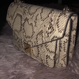 Väska - Använd ett fåtal gånger, som ny.  Kan mötas upp i Gbg eller skicka med frakt men då står köparen för frakten :) 