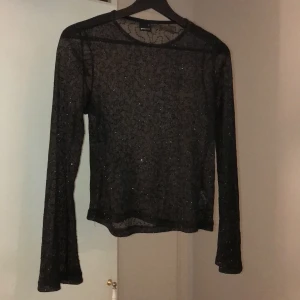 Topp - Säljer denna snygga glittriga topp från Gina för 49kr plus frakt