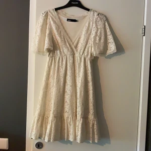 Klänning i stl S - Benvit spetsklänning i stl S säljes för endast 50:-. Den är jättefin på. Den är knälång på mig som är 165 cm lång. Nypris 399:- på MQ.
