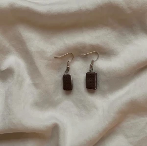 Roliga sandwichörhängen i lera⚡️ - Handgjorda örhängen i lera! Kontakta mig vid intresse!                     pris: 29kr + frakt ( om du inte vill mötas upp)