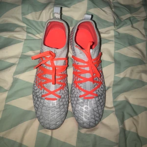 Puma fotbollsskor strl 42 - Bra skick 