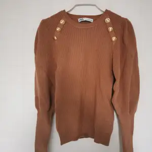 Brand new camel knitwear sweater with golden buttons and puffy arms, perfect fit 🤩