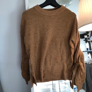 Stickad tröja  - Fin stickad tröja från Vero Moda, använd 2 gånger. Man kan knyta den på armarna så den får en jättefin passform. 150kr inklusive frakt✨