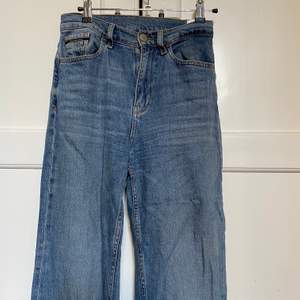 Ett par snygga Wide leg jeans från Calvin Klein i bra skick. Jag är 1,65 och de är perfekta för mig i både längd och storlek (25). Brukar vanligtvis ha 36 i allt men dessa jeans i 25 passar bra.  