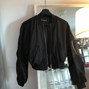 Croppad bomberjacka  - Fin croppad bomberjacka från STAY. 180kr inklusive frakt ✨