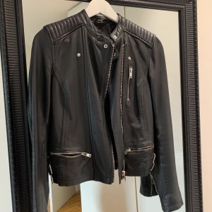 Skinnjacka  - Riktigt snygg äkta skinnjacka! Jackan har Snygga detaljer och är använd vilket ger den lite av en vintage look, fast i riktigt bra skick! Köparen står för frakten