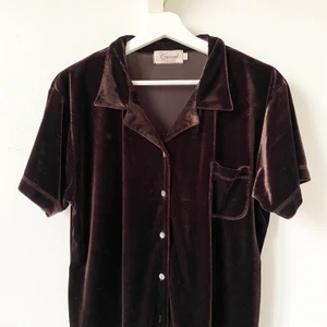 Velour blus, terry krage  - Brun velour blus, passar S-L, thiftade den. Haft den som instoppad oversize blus då jag är XS! Högst bud vinner. 