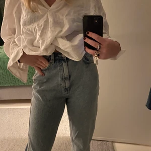 Blåa Weekday jeans - Säljer dessa nästan oanvända blåa weekday jeans i modellen rowe. Modellen är väldigt lång och rak. Storlek 28 32, passar mig som är S-M och 165 cm lång. Sjukt snygga⚡️
