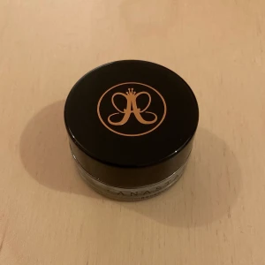 Abh ögonbryns pomade  - Färg medium brown.