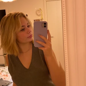 Väst - Supertrendig väst som är grå. Fick den i pressent och vet inte vart den är köp. Supercool att matcha med skjorta under. Eftersom sånna västar e så efterfrågade så får ni buda annars är priset 150.