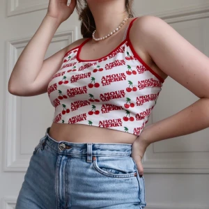 Körsbärs Linne - Gulligt körsbärs linne i jätte mysigt tyg. Storlek: M. Ursprungligen köpt: Urban Outfitters. Material: 100% Bomull. Pris kan diskuteras!☺️ köpare betalar frakt