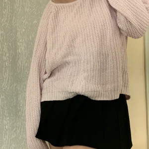 skär/ljusrosa oversized stickad tröja 🌸 - En super bekväm stickad tröja som jag inte använder nog ofta för att behålla! Storlek medium, men på mig som normalt sätt har medium är det lite oversized 🌸 Priset går alltid att diskutera!!