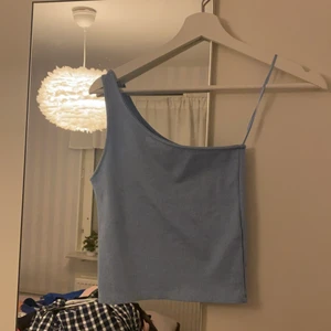 One shoulder  - Ljusblå oneshoulder från Gina, jätte bra skick, populära, strl xD men passar även mig som e S