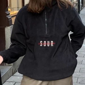 Sour fleece - En fleece från märker sour i storlek S (unisex)! Använd 2-3 gånger så nästintill nyskick! Supervarm och gosig💟  nypris 499kr 