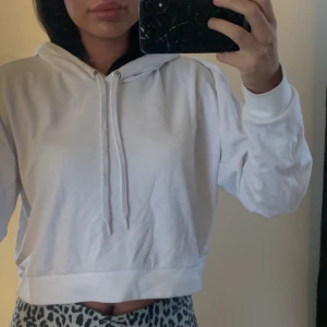 Vit hoodie - En vanlig vit hoodie