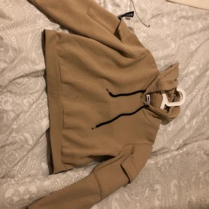 Huvtröjor  - Beige. Jag som är S använder denna i L