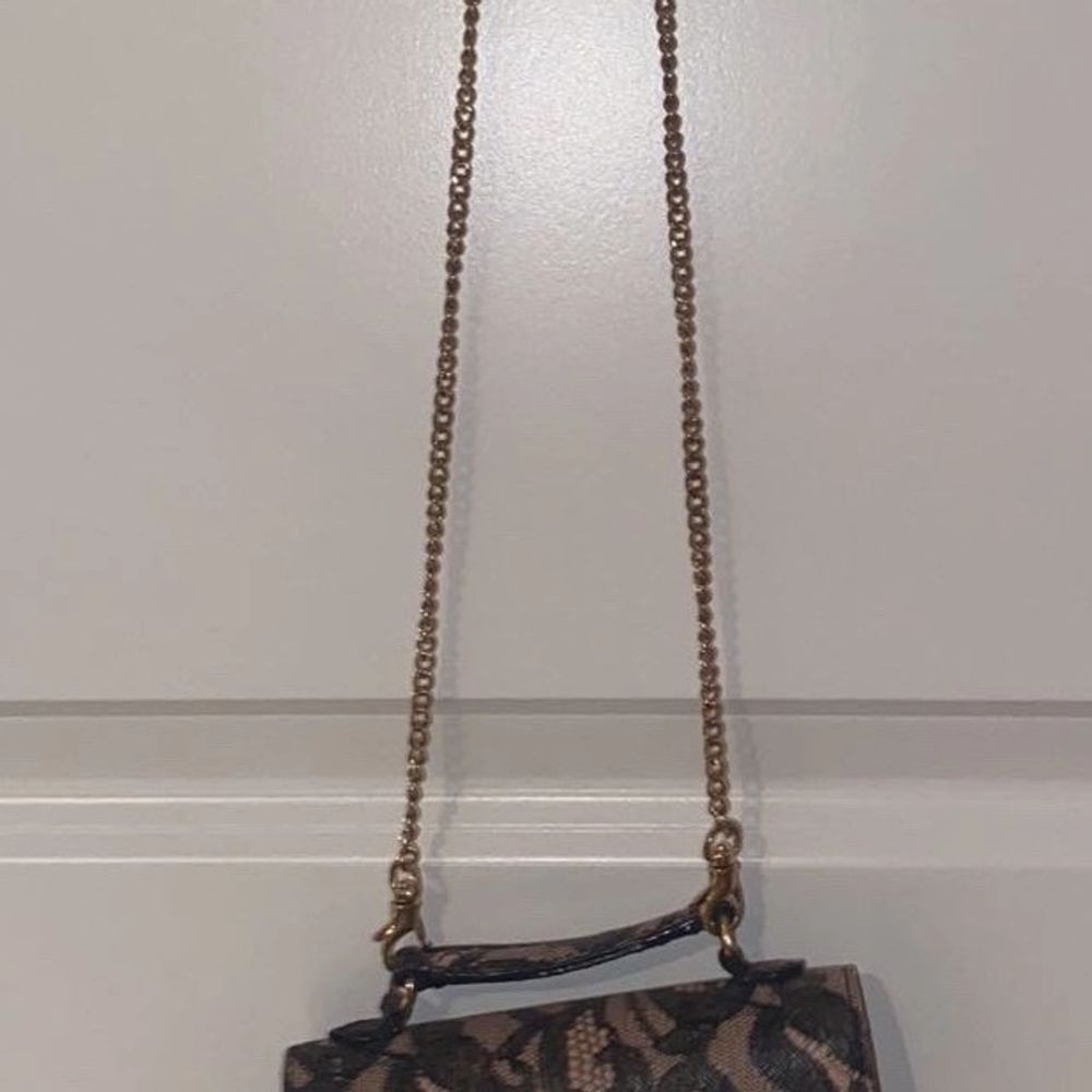 Plånboksväska från Victoria secret! Går att använda som en liten väska men kedjan kan även tas bort så den kan användas som plånbok! Många korthållare och även hållare för mobil🥰 mycket fint skick! 🥰 pris kan diskuteras då jag vill bli av med den!. Väskor.