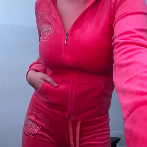 Juicy couture set  - Hej! Säljer ett set som är lite för litet på mig. Köpt här på Plick. Det står att det är M men känns som en mindre S på mig. Det är utsvänga byxor! Annars väldigt snygga och älskar att den har Rhinestones på den, y2k deluxe 