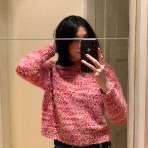 Stickad tröja - Stickad tröja från monki. Storlek xs, älskar färgerna! 100 inkl frakt