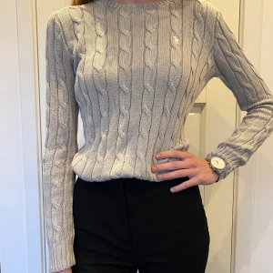 Kabelstickad Polo Ralph Lauren - En jättefin kabelstickad Polo Ralph Lauren tröja. Den är endast använd ett fåtal gånger. Den är i storlek M men passar till er som har storlek S också. Priset kan förhandlas🤍🤍🤍