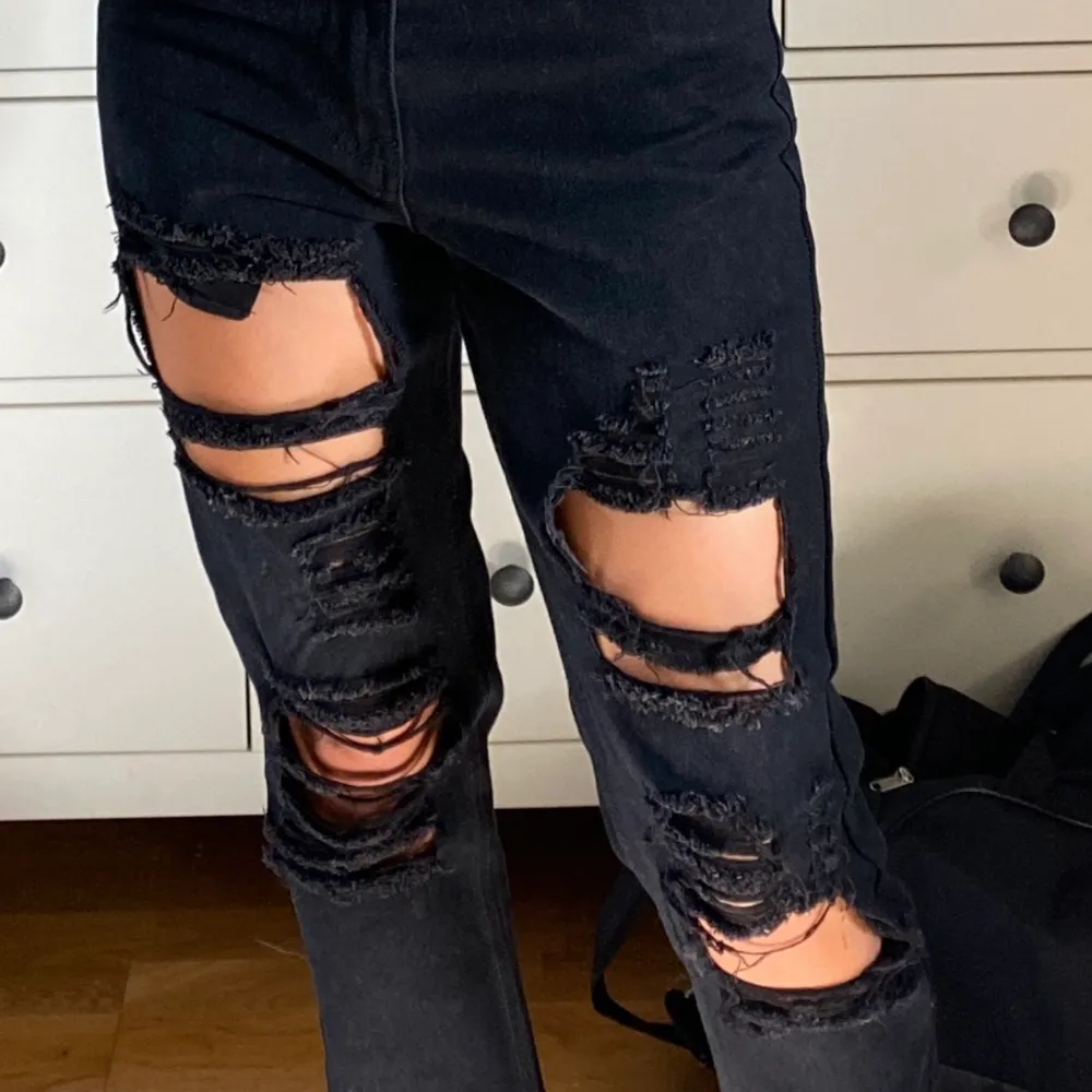 Säljer mina svarta jeans från boohoo  pga 2 par. Går över foten på mig som är ca 1,66 cm. Suuuupersnygga och sköna 🥰  använda ca 2 gånger . Jeans & Byxor.