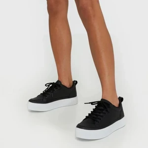 Nelly skor - Jättesnygga men basic skor från nelly, använda ca 5 gånger! Pris kan diskuteras💗