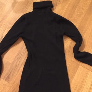 Svart ribbad tröja, gina tricot - Storlek S, köpare står för frakt