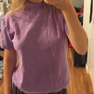 Lila t-shirt halv polo - jötte skön tröja, storlek M, köparen står för frakt