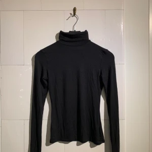 Polo tröja från H&M. - Snygg och skön polotröja från H&M. 134 kr med inkluderad frakt. 