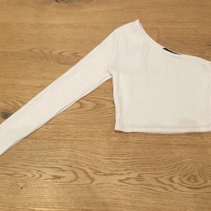 Oneshoulder tröja - Jättefin oneshoulder tröja från Boohoo, osäker på om det är storlek 32 eller 34, men skulle säga att den sitter som en 32🤍🤍 100kr + frakt