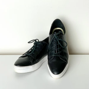 Spetsiga sneakers 39 - Svarta spetsiga sneakers i bra skick, endast använda ett par gånger. Gillar dem men kan inte längre ha dem pga en fotoperation.  Stl. 39 Märke: XIT  Har Swish. Rökfritt & djurfritt hem. Hämtas i Skanstull eller skickas mot porto.