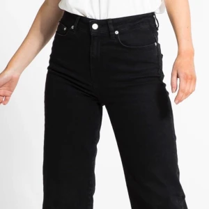 Raka jeans - Sitter väldigt snyggt på, lite vida ner till, storlek XS men passar en S