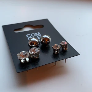 3 par fina örhängen säljes för 20:- - 3 par fina örhängen säljes för 20:-. Gratis frakt!