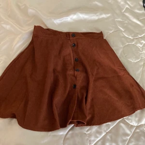 Kjol Xs  - Endast testad. Hämtas upp i värnhem, Malmö.  Kan skickas, köpare står för frakt. 