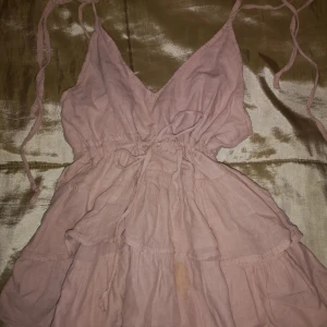 Rosa linne med volanger one size - Romantiskt linne med volanger i fint skick storlek one size 