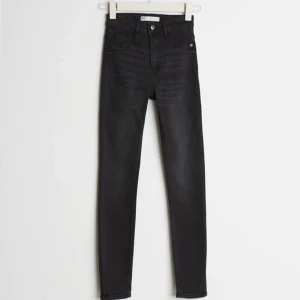 Gina tricot jeans - Snygga, urtvättade, svarta jeans från Gina i storlek S. Säljer för de är för små för mig tyvärr😕 modellen heter Molly                                                                                            Kunden står för frakt!💫