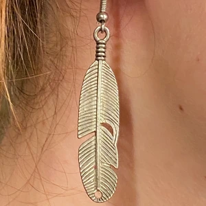 Örhängen🤍 - Ett par fjäderörhängen av stål tror jag🤍 super fina, använda men i bra skick, 2-3cm långa✨