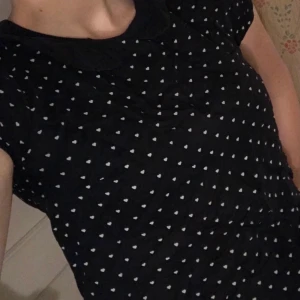 Snygg svart tröja med krage  - En söt tröja med små hjärtan som prickar. Från H&M i storlek 36. Använd en gång. 